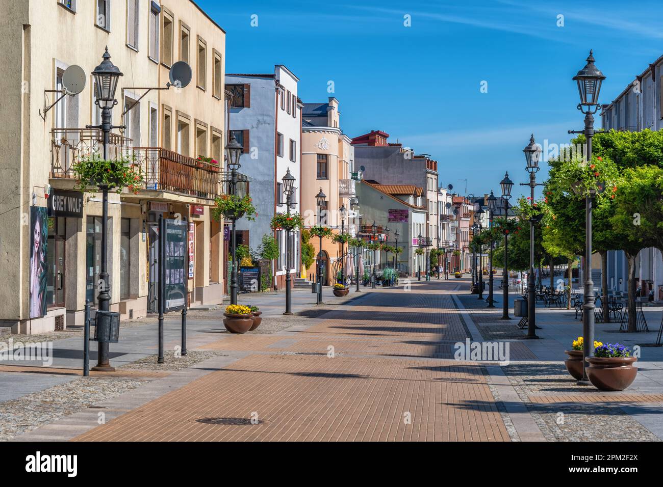 Ciechanow, Masovia, Polen - 5. Juni 2022: Warszawska-Straße, Hauptfußgängerstraße im Stadtzentrum. Stockfoto