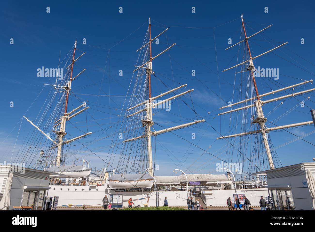 Gdingen, Polen - 8. Oktober 2022 - Masten von dar Pomorza (Geschenk von Pommern) polnisches vollgespanntes Segelschiff ab 1909 im Hafen von Gdingen. Stockfoto