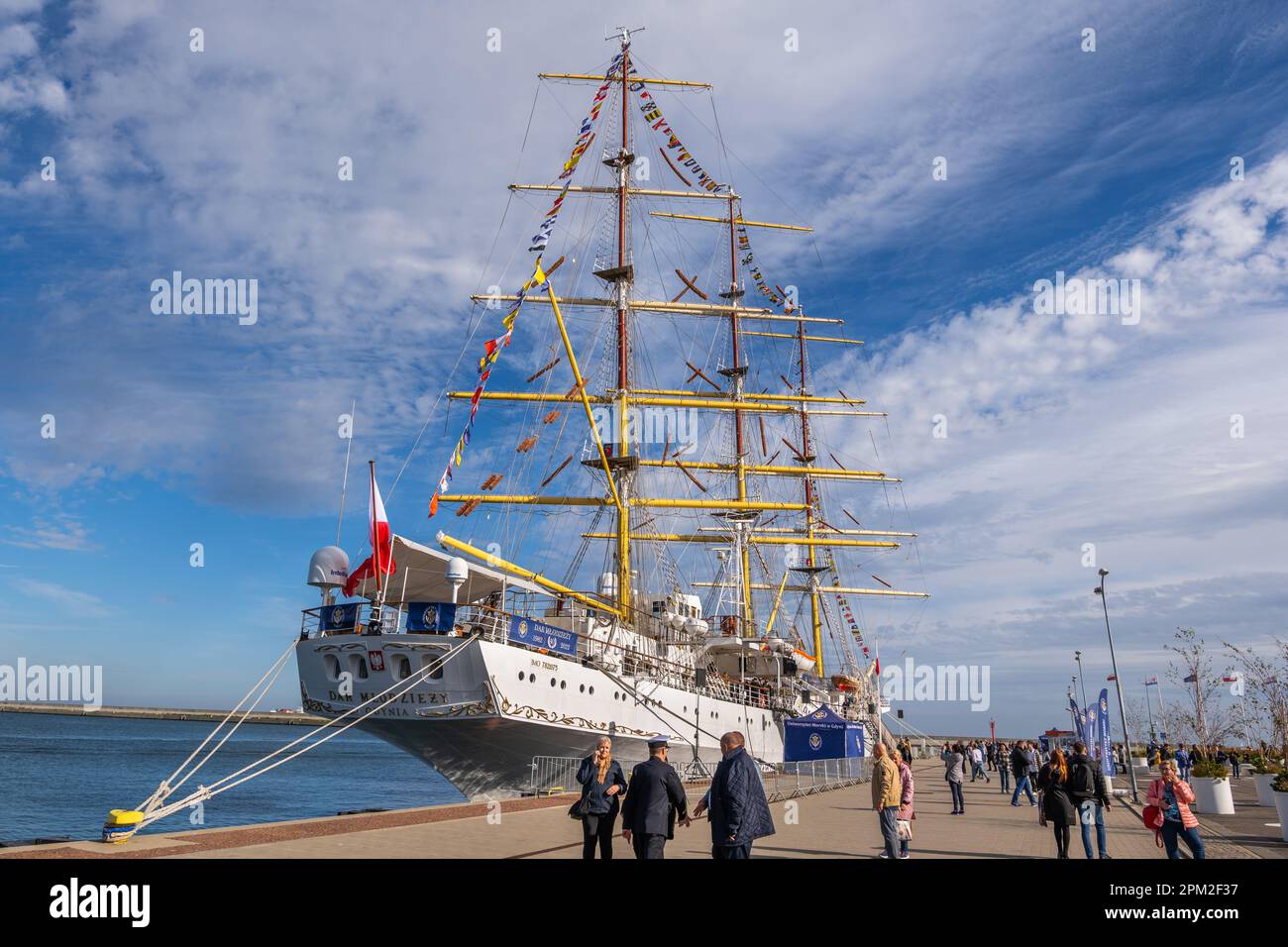 Gdingen, Polen - 8. Oktober 2022 - dar Młodzieży (Polnisch: Geschenk der Jugend) Segeltrainingsschiff, vollständiges Schiff ab 1982 Uhr im Hafen von Gdingen. Stockfoto