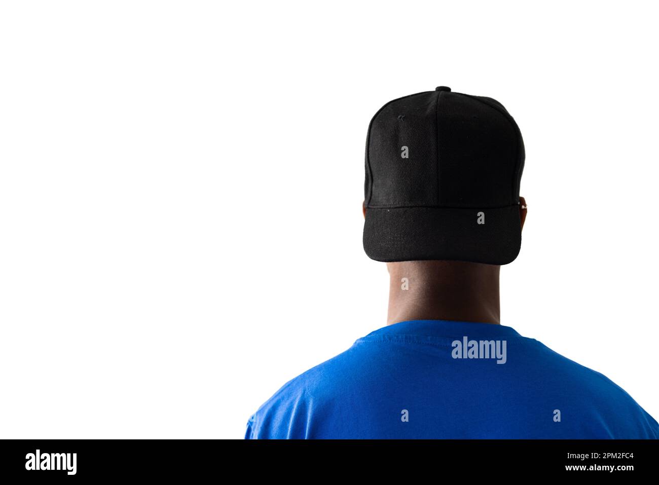 afroamerikanischer Mann mit blauem T-Shirt und schwarzer Mütze mit Kopierbereich auf weißem Hintergrund Stockfoto