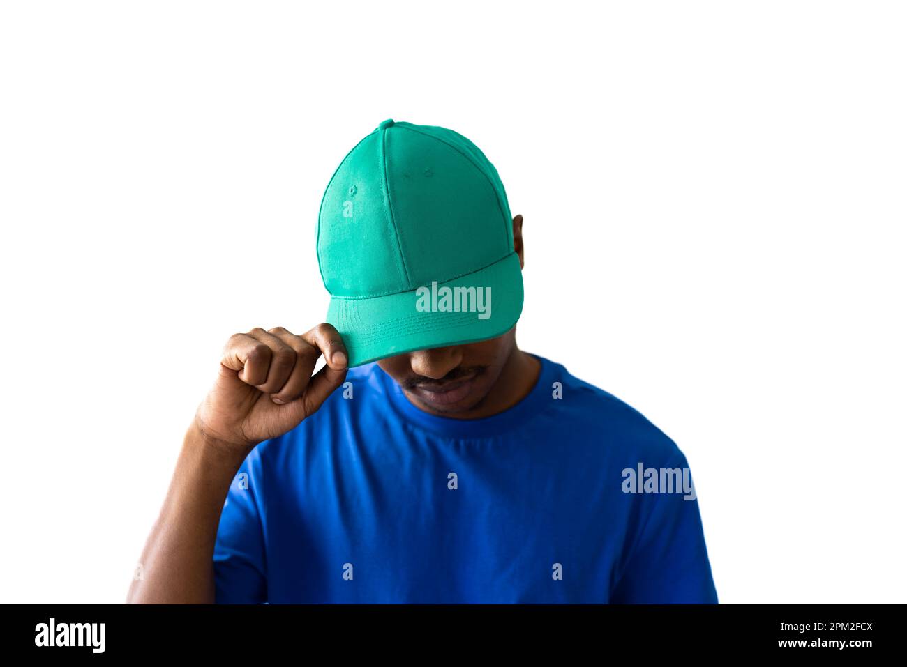 afroamerikanischer Mann mit blauem T-Shirt und grüner Mütze mit Kopierbereich auf weißem Hintergrund Stockfoto