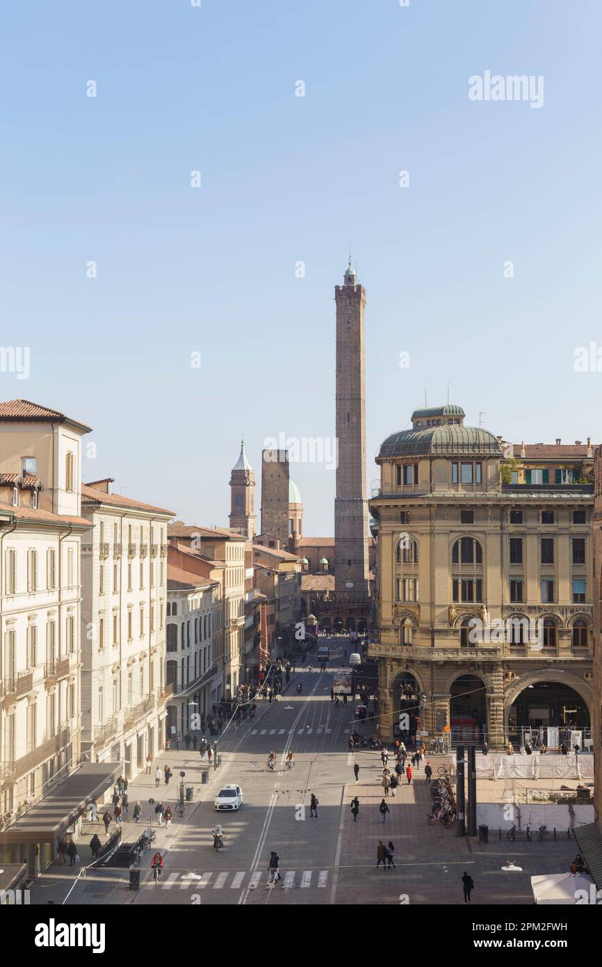 Via Rizzoli und die beiden Türme, Bologna, Italien Stockfoto