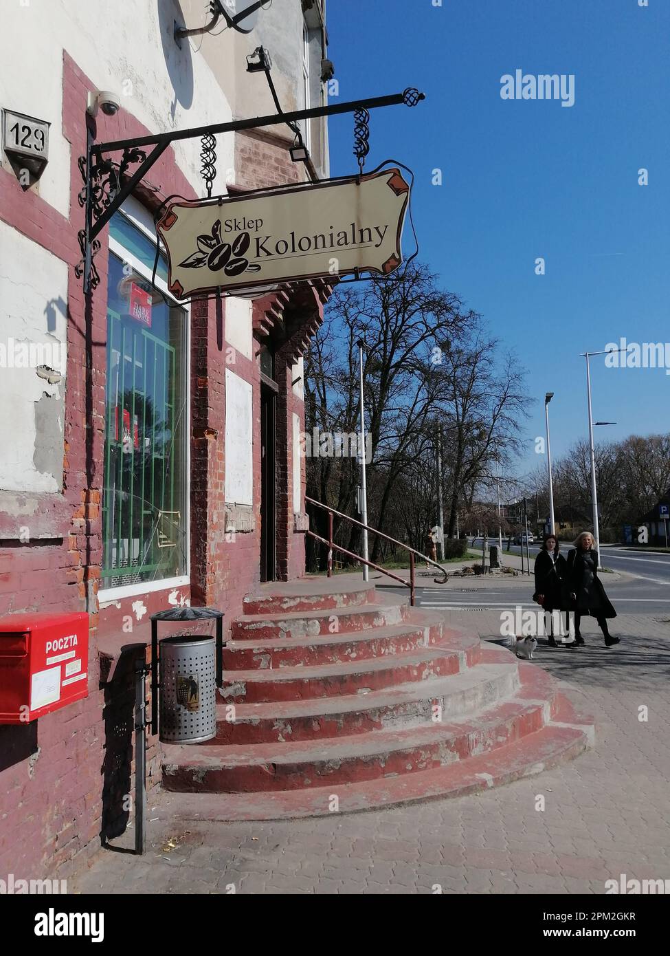 Ein vertikales Bild des alten Sklad Kolonialny Restaurants in Swiecie, Polen Stockfoto