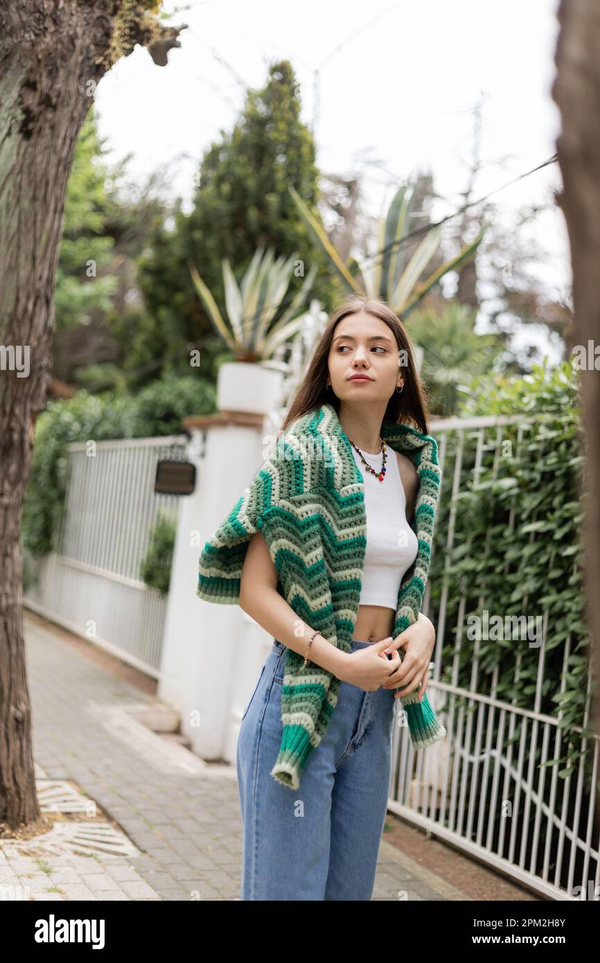 Eine junge Frau mit Oberteil und Strickpullover, die auf der Straße in Istanbul steht, Stockbild Stockfoto