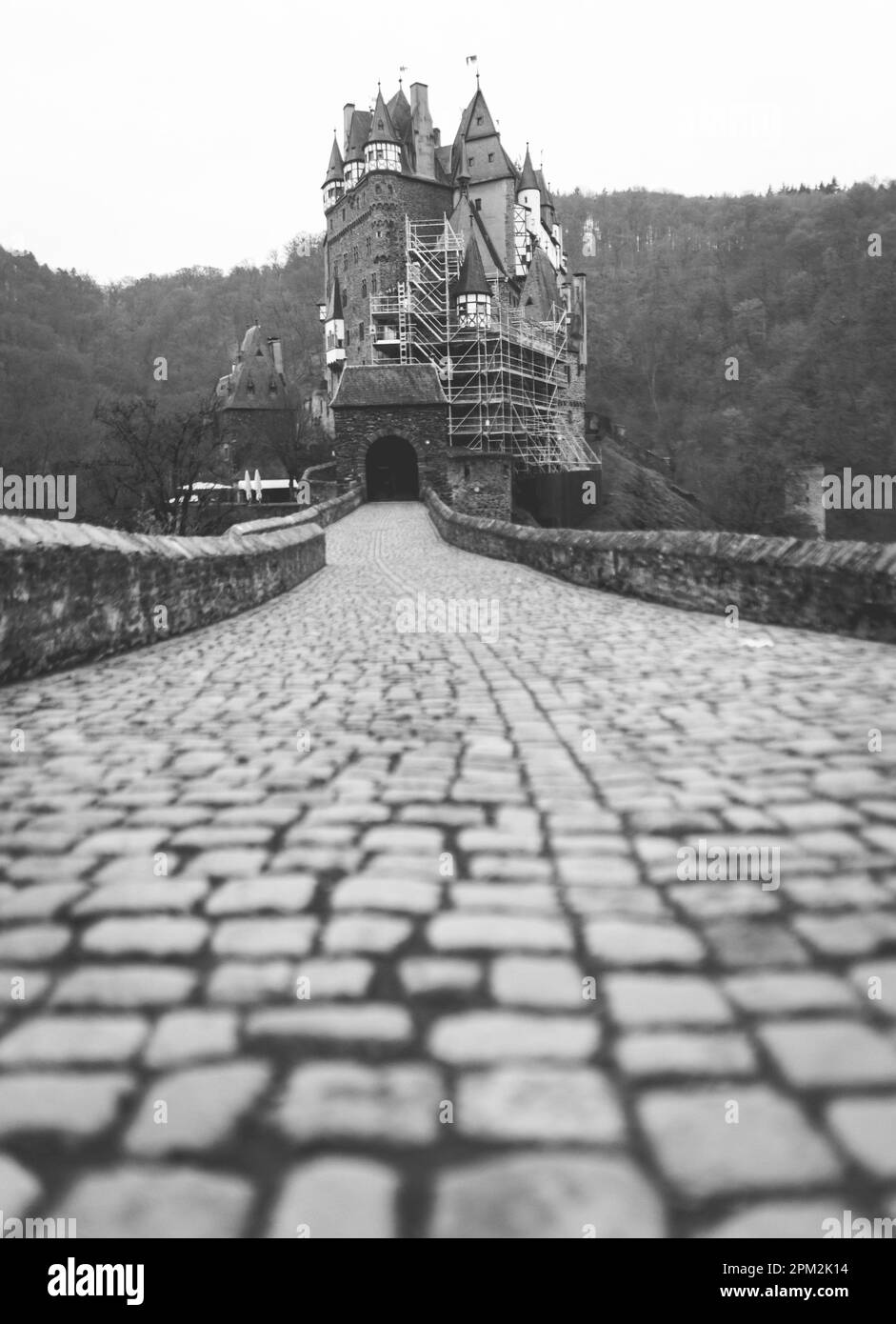 Wierschem, 09.04.23: Burg Eltz im Tal der Eltz, ein links Nebenfluss der Mosel. Stockfoto