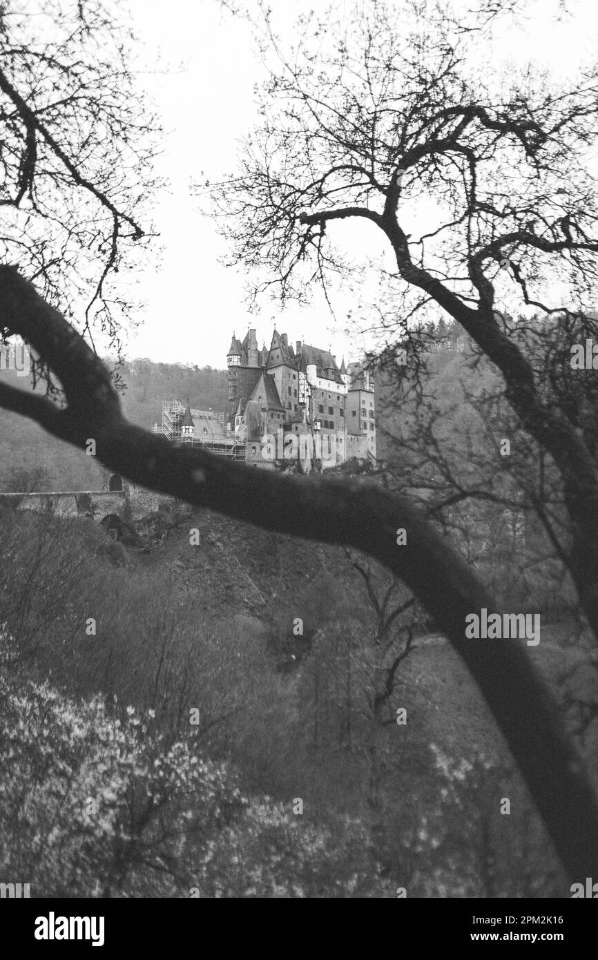Wierschem, 09.04.23: Burg Eltz im Tal der Eltz, ein links Nebenfluss der Mosel. Stockfoto