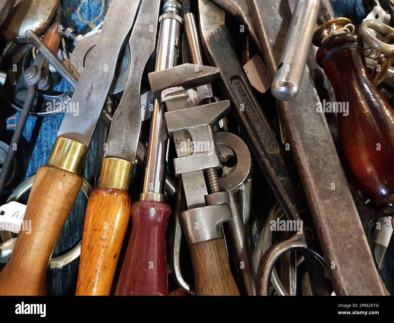 Eine Ausstellung mit alten Holzbearbeitungswerkzeugen. Stockfoto