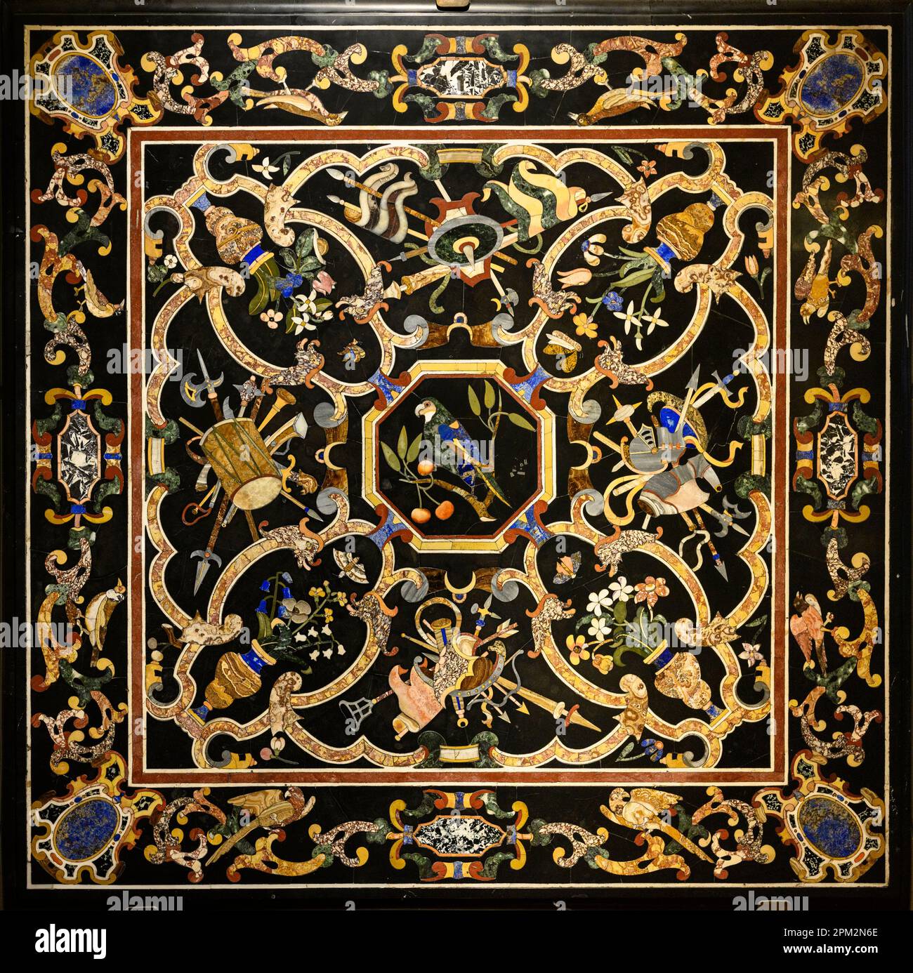 Florenz. Italien. Museum des Opificio delle Pietre dure (Workshop der Halbedelsteine). Tischplatte mit Ornamenten und Trophäen, Anfang 17. Zentur Stockfoto