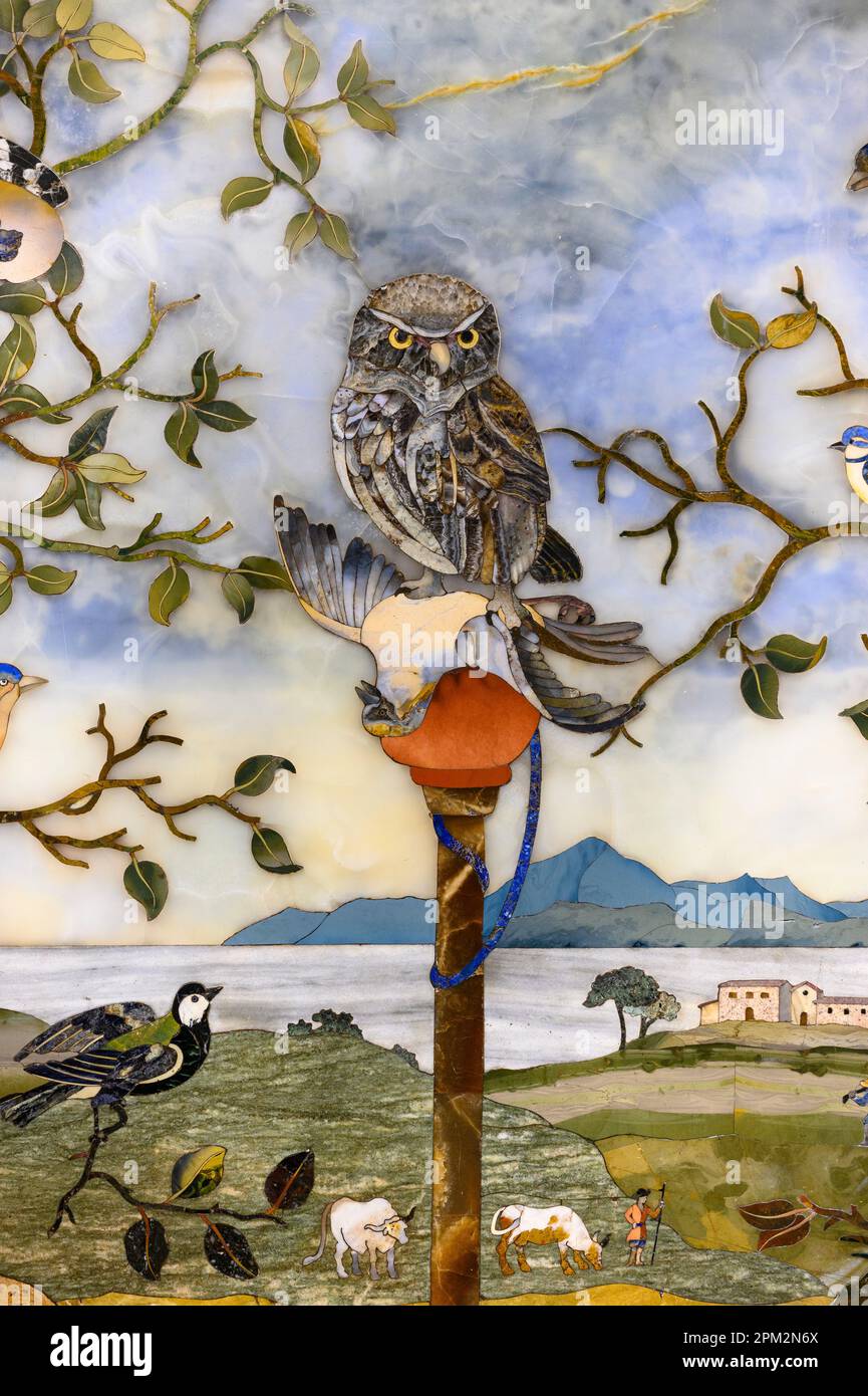 Florenz. Italien. Museum des Opificio delle Pietre dure (Workshop der Halbedelsteine). Tischplatte mit Eule und Vögeln in einer Landschaft (Detail), 17 Stockfoto
