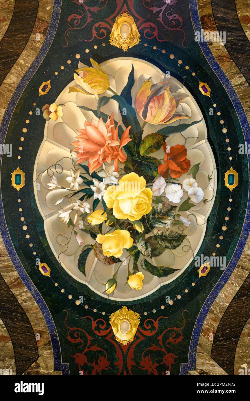 Florenz. Italien. Museum des Opificio delle Pietre dure (Workshop der Halbedelsteine). Tablett mit Blumen, 1874. Vassoio con fiori, 1874. Stockfoto