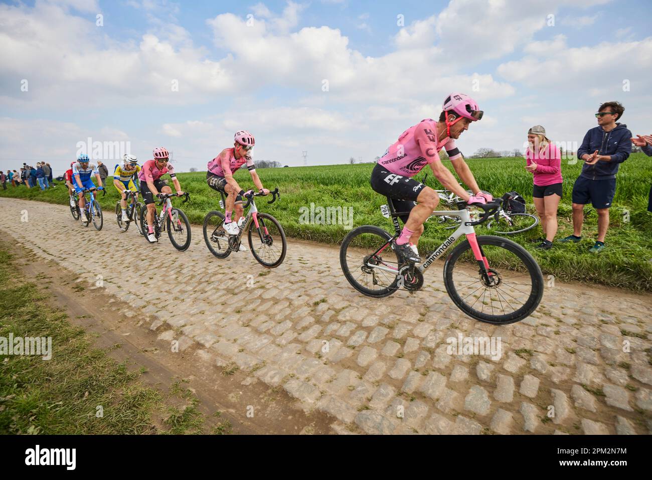 Mons-en-Pvle peloton EF Education Paris Roubaix 2023 9. April 2023. 120. Edition Startzeit: 11:25 Durchschn. Geschwindigkeitssieger: 46,841 km/h Rennkategorie: ME - M Stockfoto