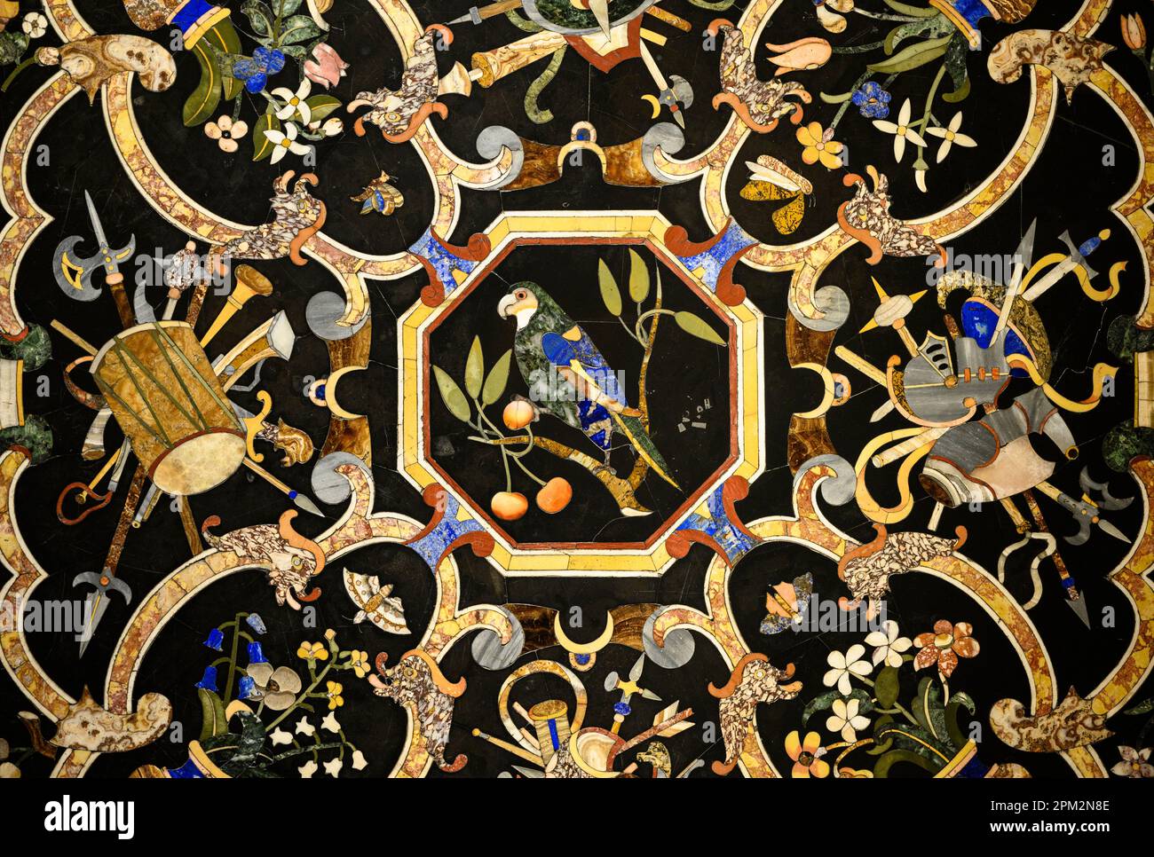 Florenz. Italien. Museum des Opificio delle Pietre dure (Workshop der Halbedelsteine). Tischplatte mit Ornamenten und Trophäen, Anfang 17. Zentur Stockfoto