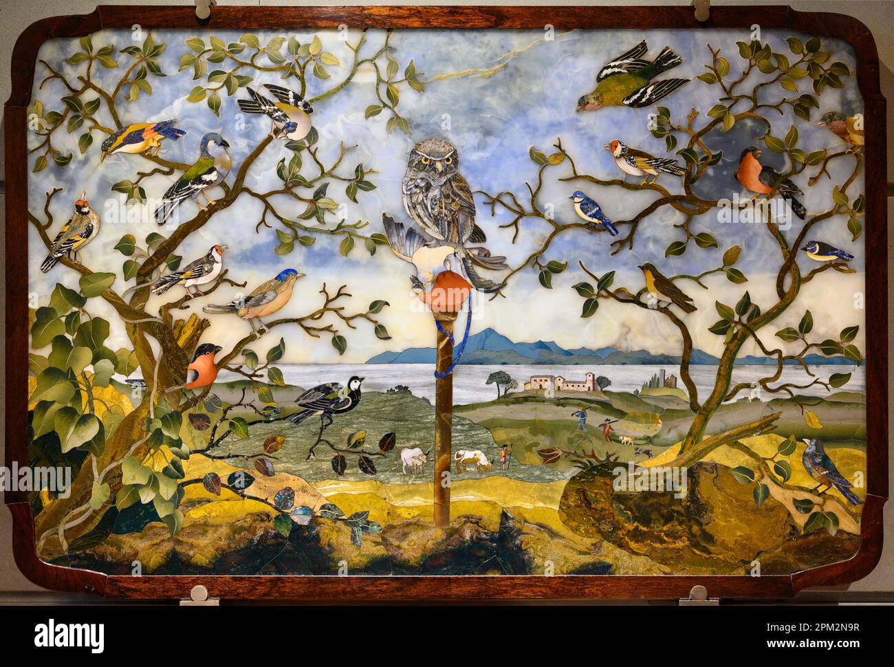 Florenz. Italien. Museum des Opificio delle Pietre dure (Workshop der Halbedelsteine). Tischplatte mit Eule und Vögeln in einer Landschaft, 17. Zentur Stockfoto