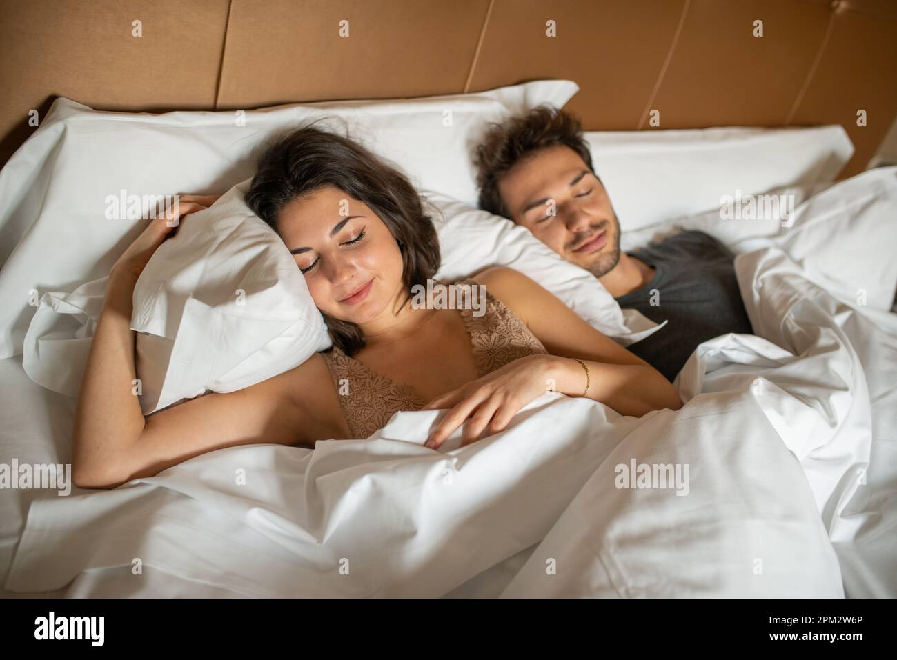 Ein junges Paar schläft friedlich in seinem Bett Stockfoto