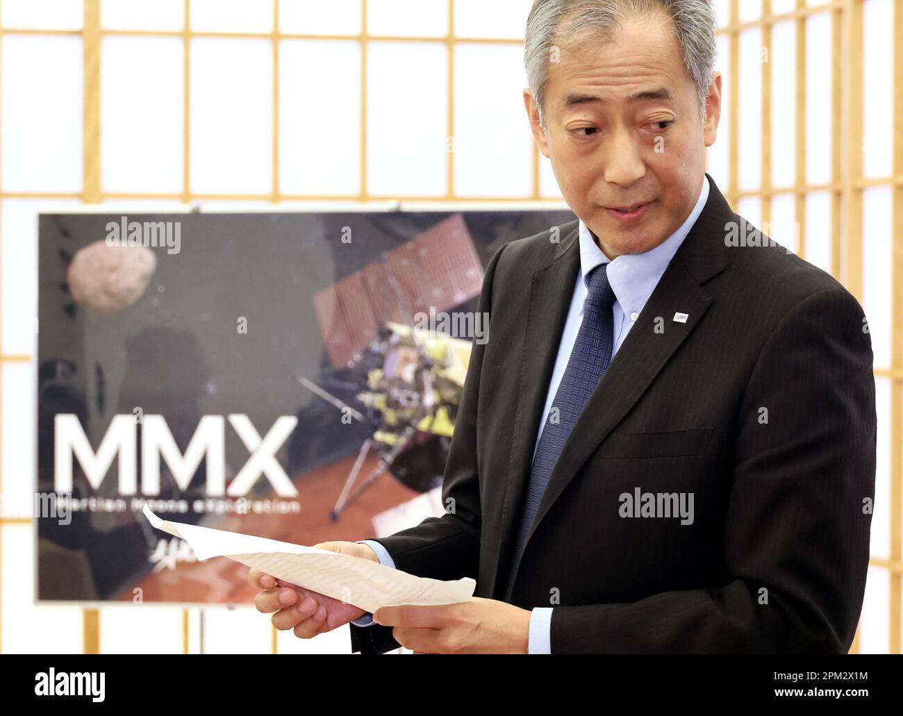 11. April 2023, Tokio, Japan – Japan Aerospace Exploration Agency (JAXA) Präsident Hiroshi Yamakawa hält eine Rede, nachdem der US-Botschafter in Japan Rahm Emanuel und der japanische Außenminister Yoshimasa Hayashi am Dienstag, den 11. April 2023 im Büro von Hayashi in Tokio Dokumente über das Projekt Martian Moons Exploration (MMX) ausgetauscht haben. MMX ist JAXA's Projekt zur Probennahme von einem Marsmondphobos und kehrt zur Erde zurück, Ankunft 2029. (Foto: Yoshio Tsunoda/AFLO) Stockfoto