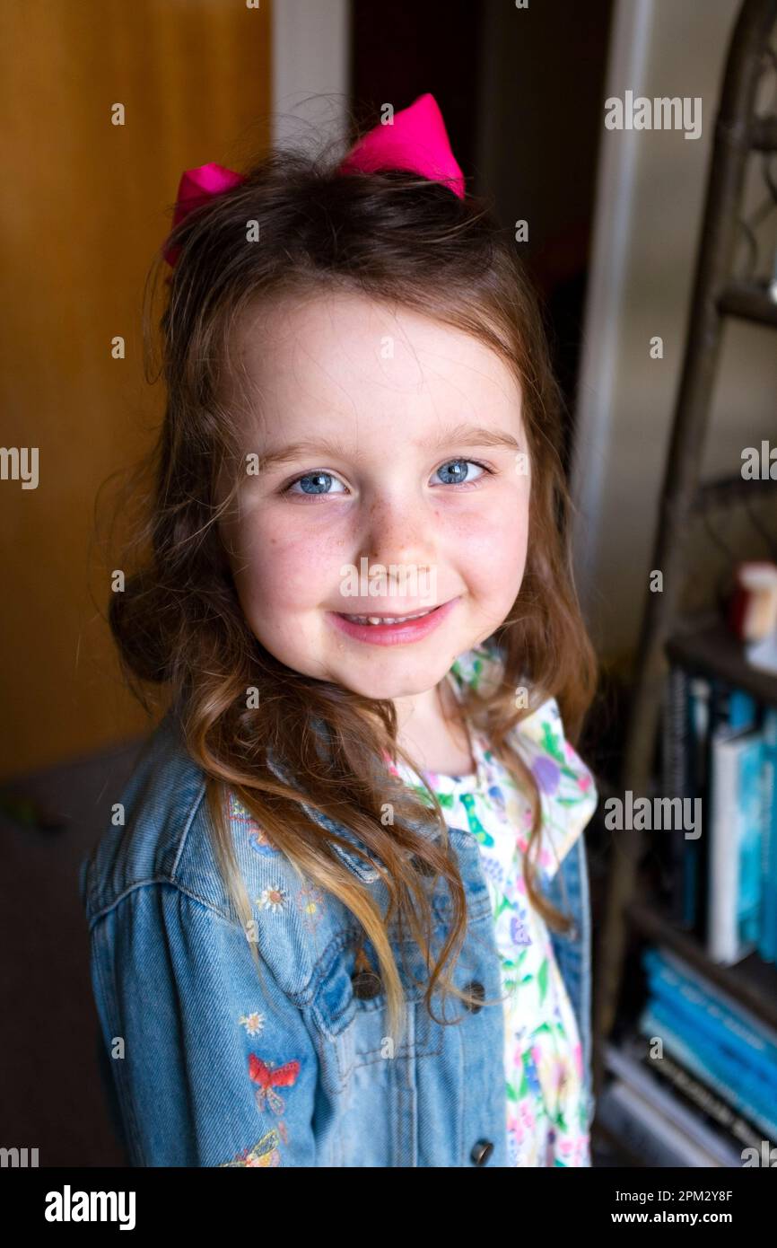 Ein 6-jähriges Mädchen, das frech aussieht Stockfoto