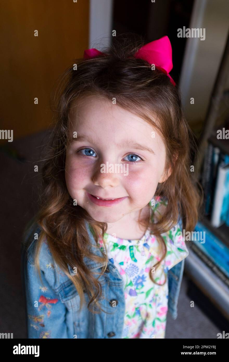 Ein 6-jähriges Mädchen, das frech aussieht Stockfoto