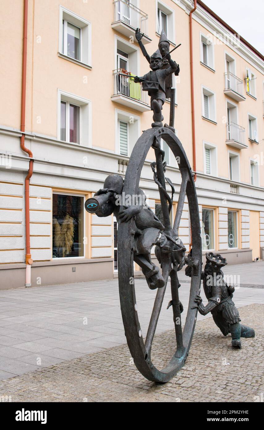 Moderne Skulptur im Zentrum der Altstadt. 12.04.2023 Bialystok Polen. Abstrakte Holz- und Metallskulpturen im Stadtzentrum. Stockfoto