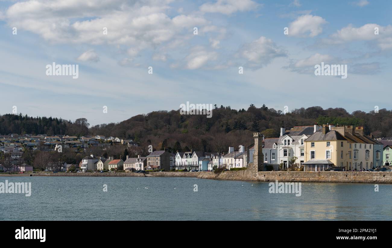 BEAUMARIS, ANGELSEY, UK - APRIL 08 : Blick auf Häuser am Strand in Beaumaris, Angelsey am 08. April 2023. Nicht identifizierte Personen Stockfoto