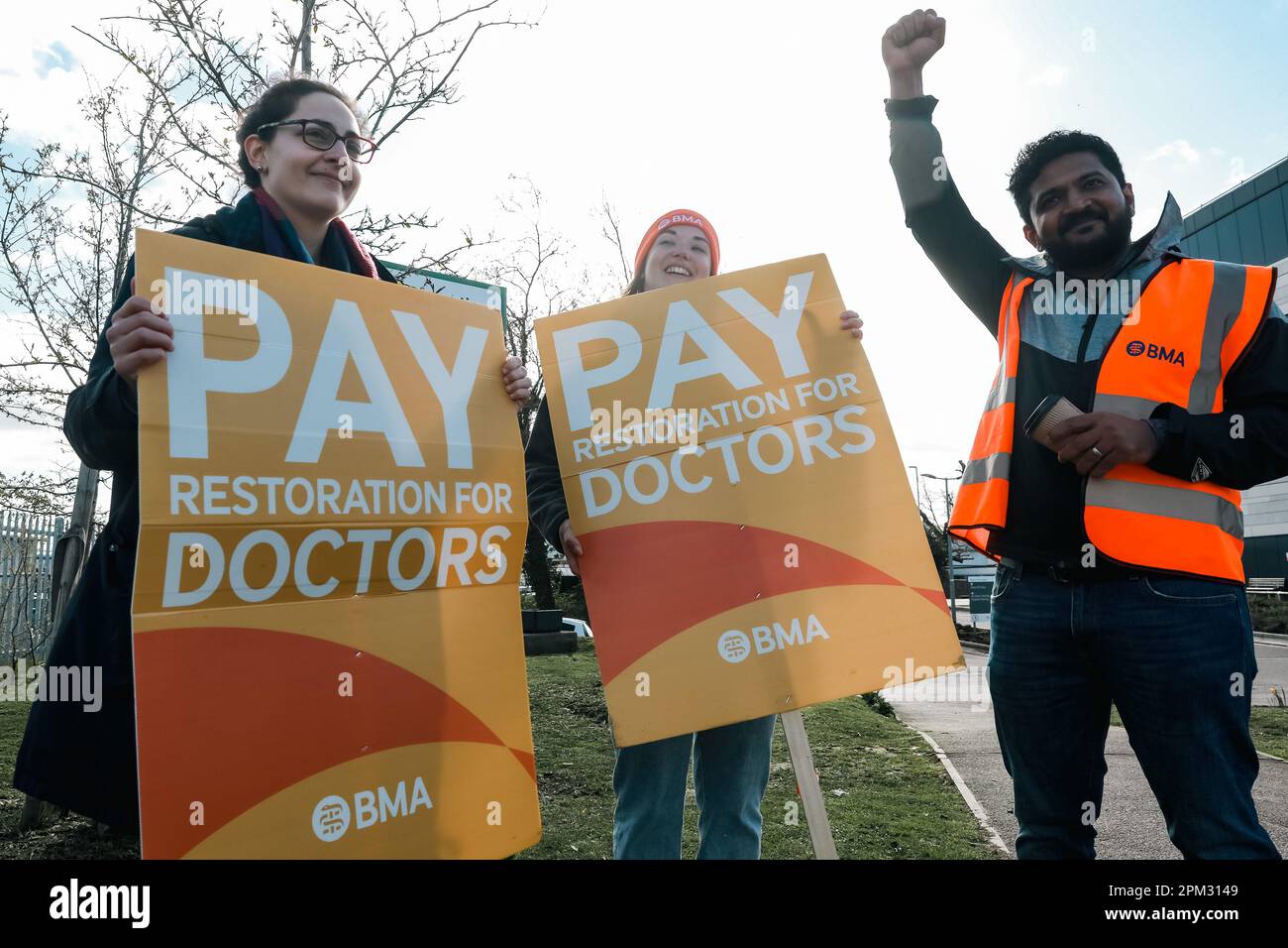 Slough, Großbritannien. 11. April 2023. Streikende Juniorärzte der British Medical Association (BMA) stehen mit Plakaten, auf denen eine Gehaltssanierung an einer offiziellen Streikpostenlinie außerhalb des Wexham Park Hospital gefordert wird. BMA-Ärzte in der Ausbildung fordern eine Gehaltserhöhung von 35 %, um die Inflation seit 2008 auszugleichen. Wexham Park Hospital ist ein großes NHS-Krankenhaus in Slough, das vom Frimley Health NHS Foundation Trust verwaltet wird. Kredit: Mark Kerrison/Alamy Live News Stockfoto