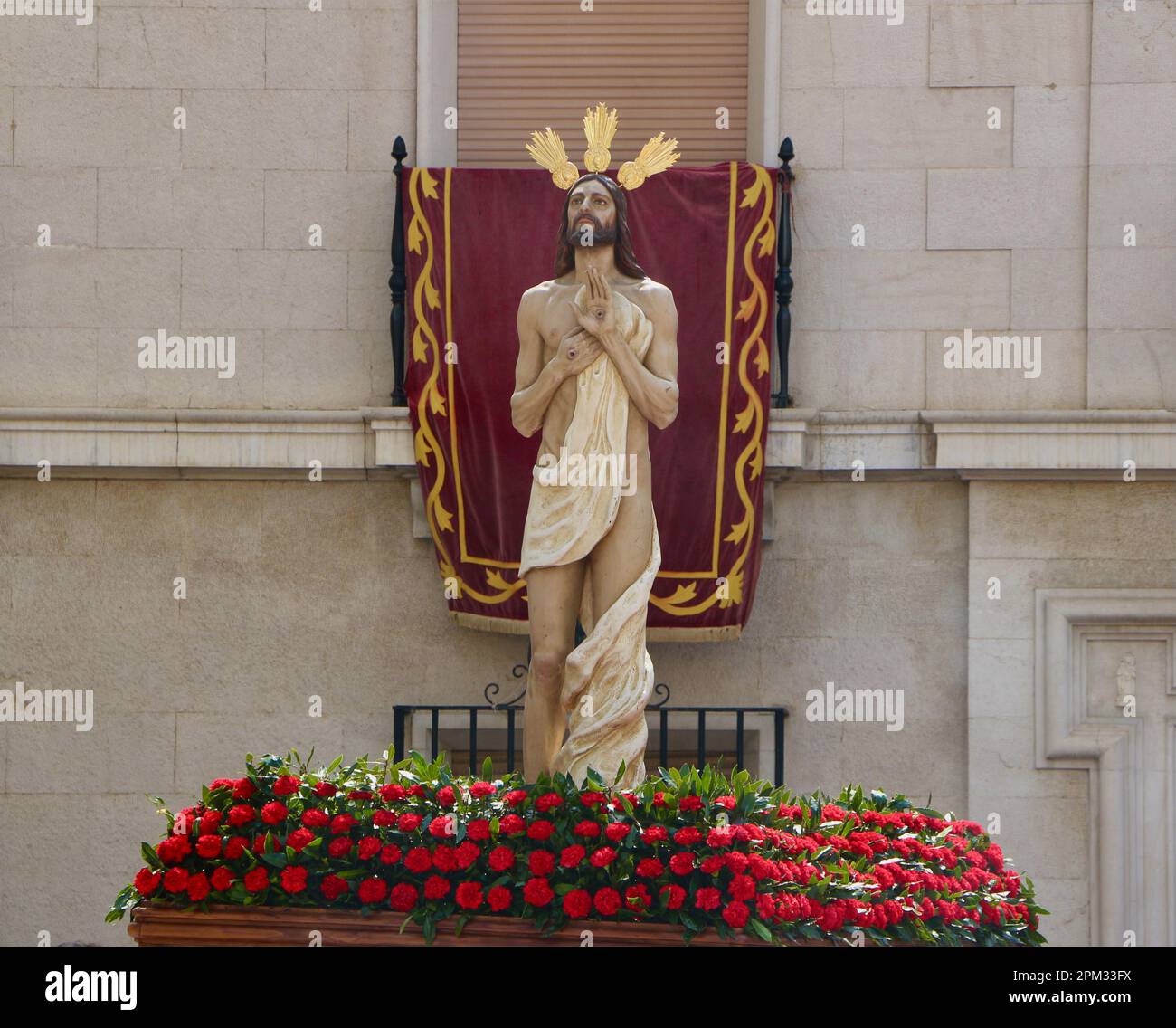 Ostersonntags-Prozession mit einer Skulptur von Jesus Christus wiederauferstandener Plaza Obispo Eguino y Trecu Santander Cantabria Spanien Stockfoto