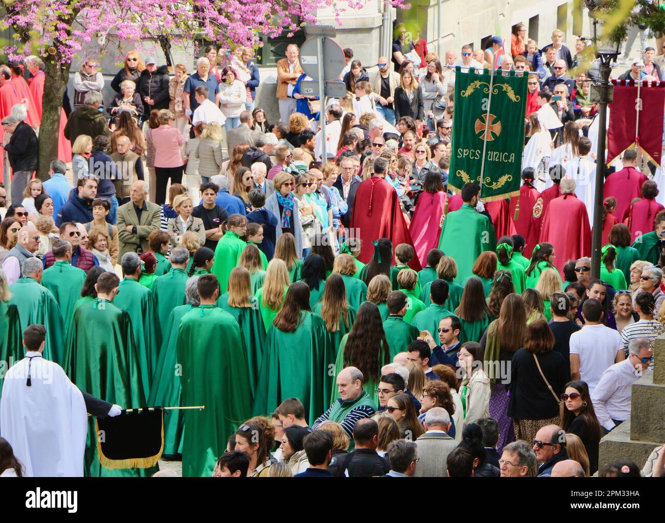 Ostersonntagsprozession mit Teilnehmern in langen Gewändern Santander Cantabria Spanien, 9. April 2023 Stockfoto