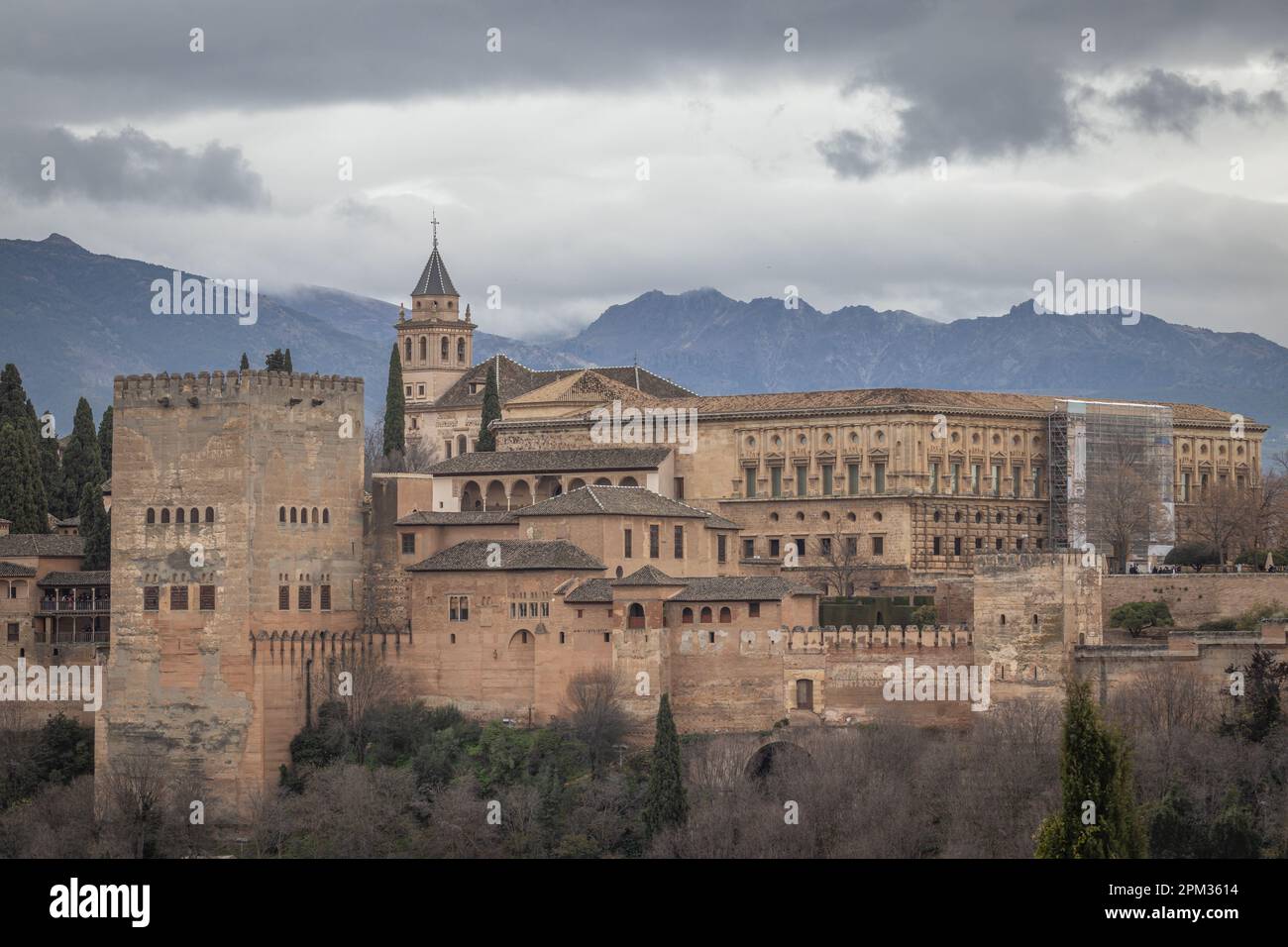 Blick auf die Alhambra vom Mirador de San Nicolas. Granada, Andalusien, Spanien. Islamische maurische Architektur. Stockfoto