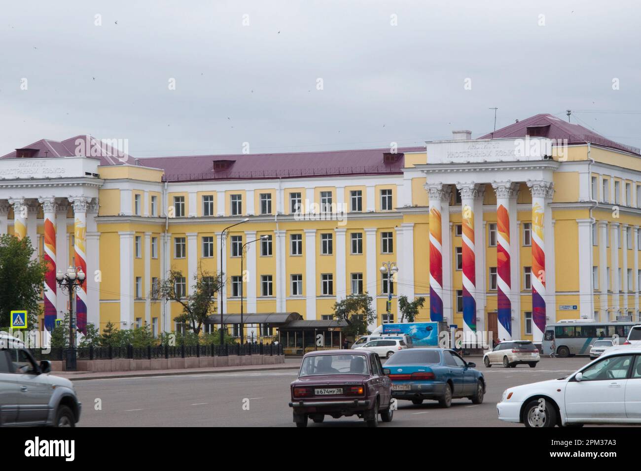 Das Gebäude der Irkutsk State University in der Nähe einer Straße mit Autos, Irkutsk, Zentralrussland Stockfoto