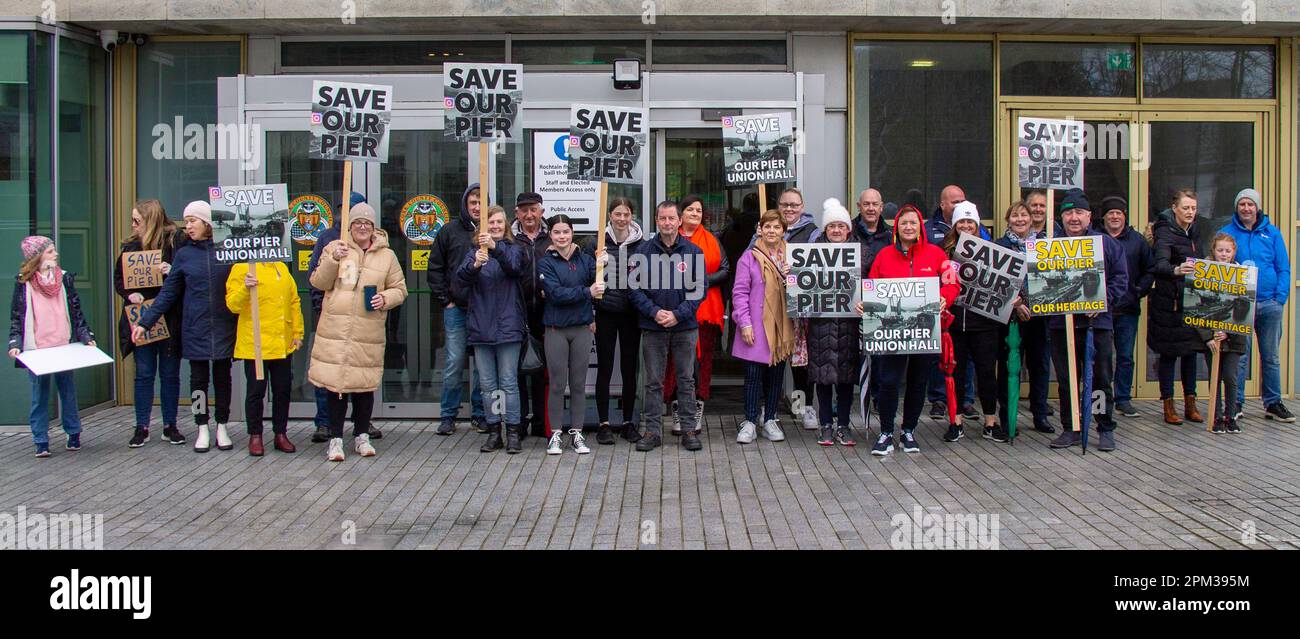 Menschen, die in Irland demonstrieren oder protestieren, mit Plakaten, um ihren Pier zu retten. Stockfoto