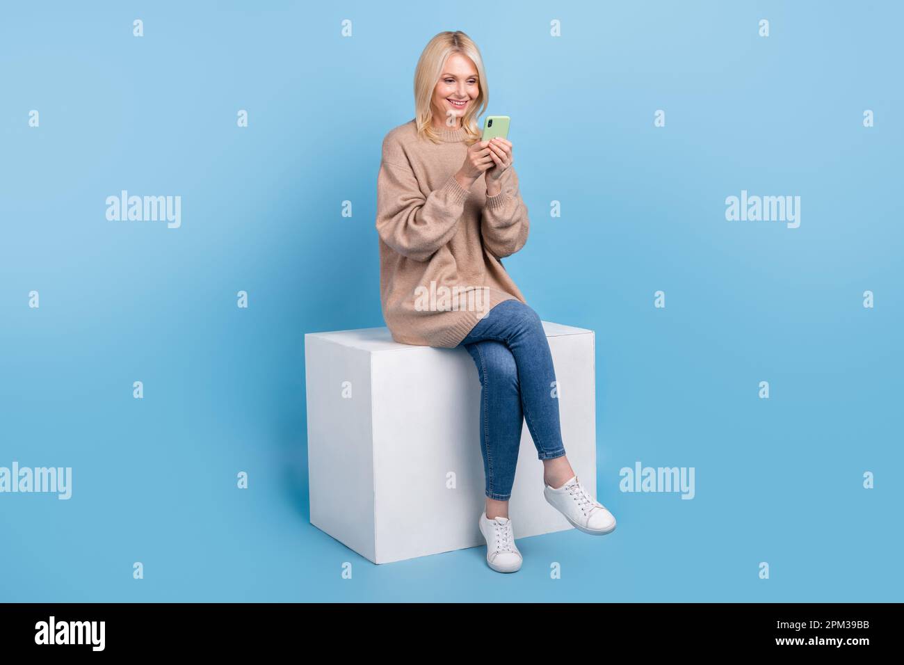 Großes Porträt von netter positiver Person, abgetrennt auf blauem Hintergrund Stockfoto