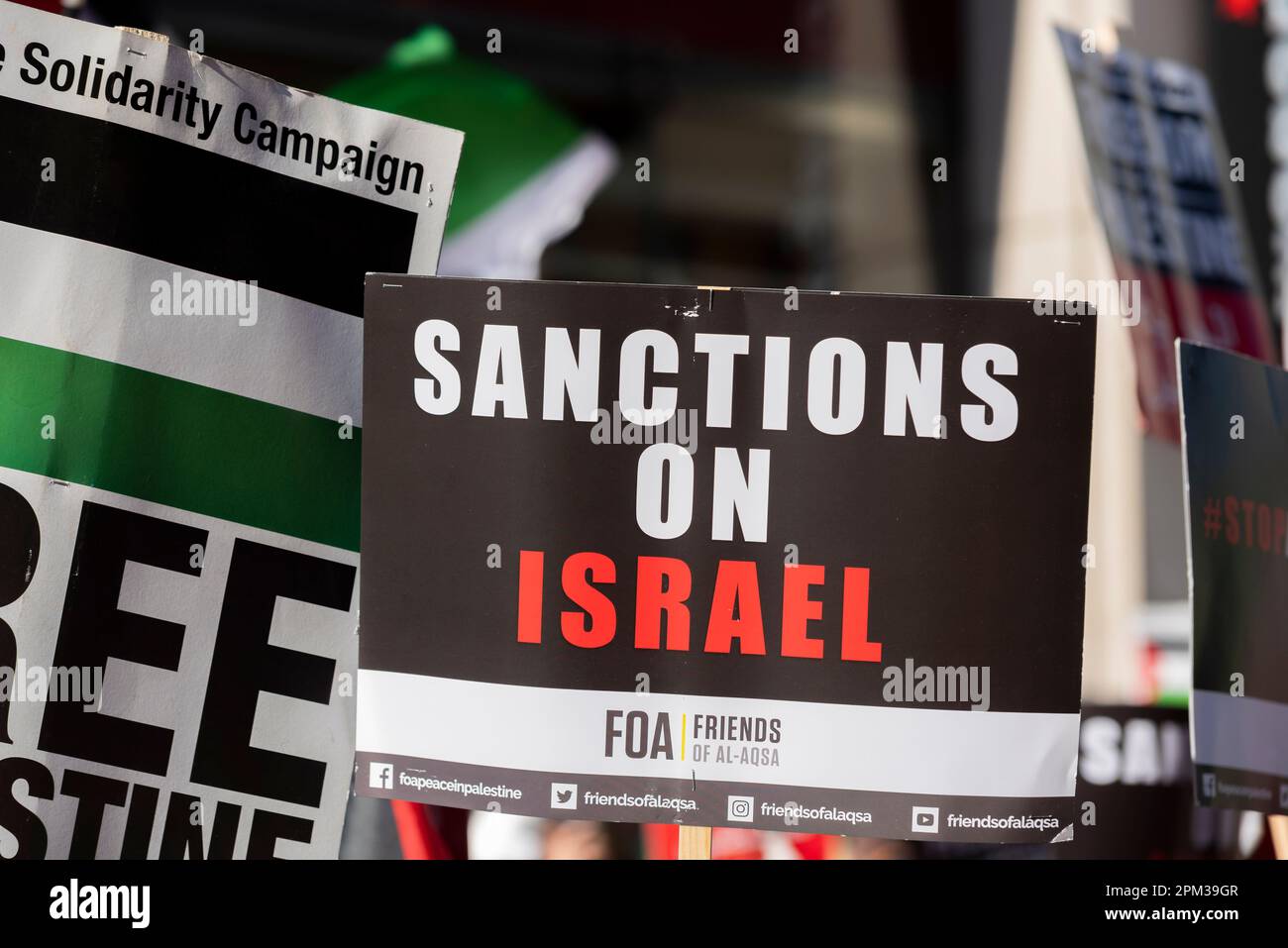 Protest von Anhängern Palästinas außerhalb der israelischen Botschaft in Kensington, London, Großbritannien, und Protest gegen die Handlungen Israels. Sanktionsplakat Stockfoto