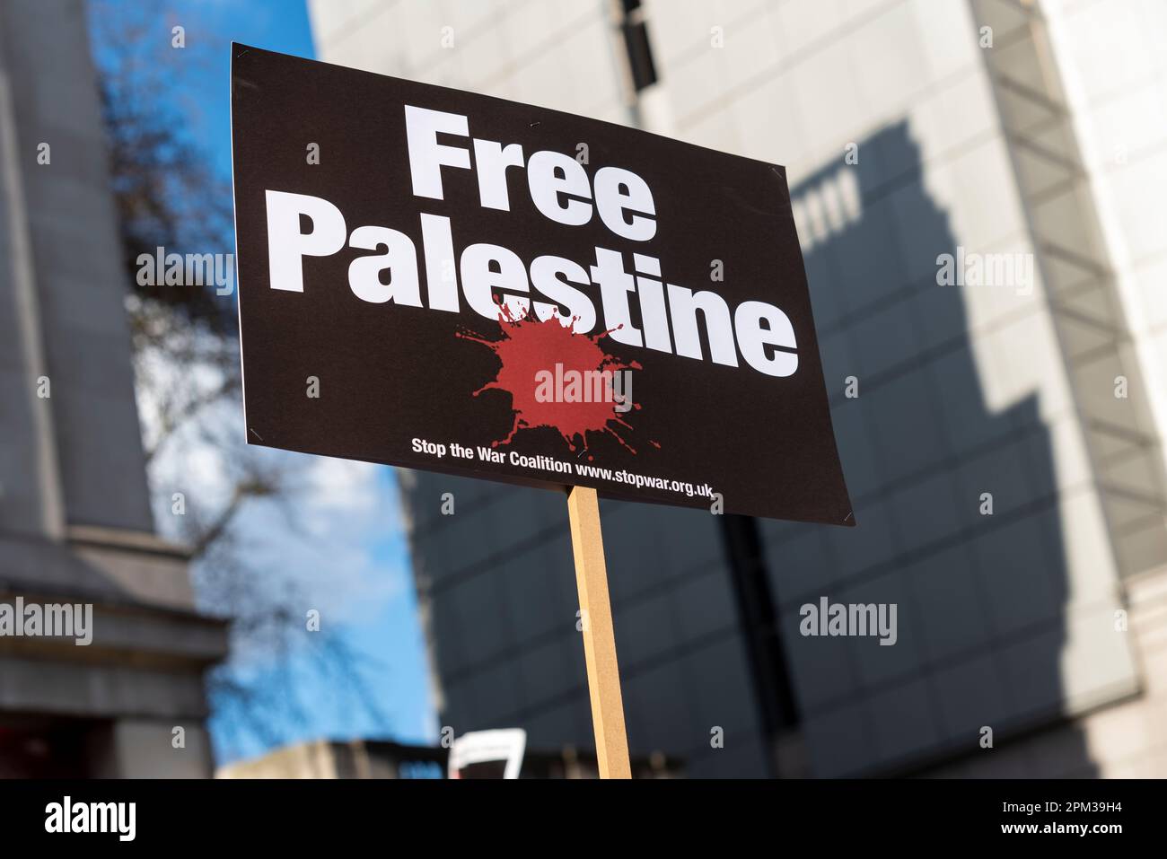 Protest von Anhängern Palästinas außerhalb der israelischen Botschaft in Kensington, London, Großbritannien, und Protest gegen die Handlungen Israels. Freies Palästina Stockfoto