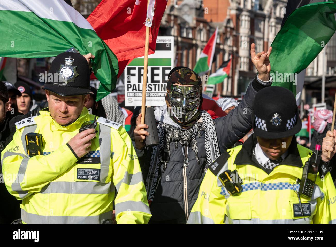 Protest von Anhängern Palästinas außerhalb der israelischen Botschaft in Kensington, London, Großbritannien, und Protest gegen die Handlungen Israels. Marsch Stockfoto