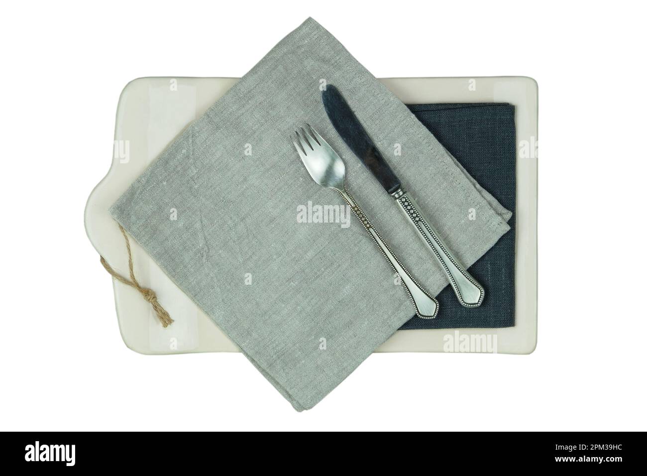 Messer mit Gabel und Küchenbrett mit Leinenserviette und Messer mit Gabel isoliert auf weißem Hintergrund. Draufsicht. Stockfoto