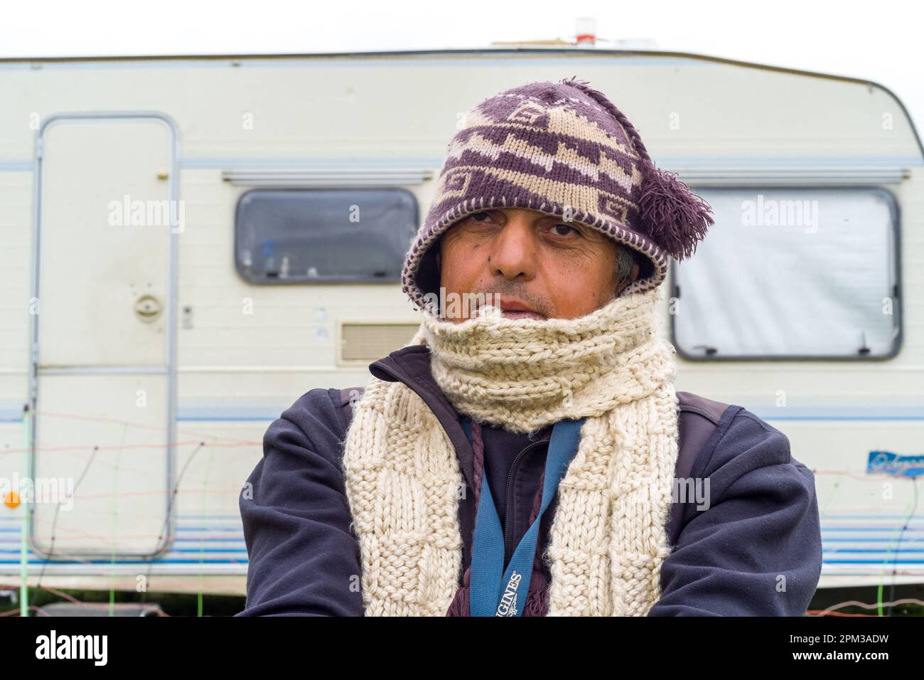 Toulouse, Frankreich. 11. April 2023. Porträt. Treffen mit Herrn Guerbati Nourdine, Schäfer aus Ardèche, ursprünglich aus El Menian, jetzt El-Golea, vor den Toren der Sahara-Wüste, angestellt bei Ecozone, einem Unternehmen, das sich seit 2007 auf städtische Öko-Weidewirtschaft spezialisiert hat und heute an so unterschiedlichen Standorten wie Parks, Universitäten, Industriebraden, Eisenbahnstrecken usw. präsent ist Öko-Weideland in den Argoulets bis Juni 30. Wie jedes Jahr seit 2017 baut das Rathaus von Toulouse die Öko-Weide auf, um die Grünfläche der Argoulets zu erhalten. Frankreich, Toulouse am 11. April 2023. Kredit: Abaca Press/Alamy Live News Stockfoto