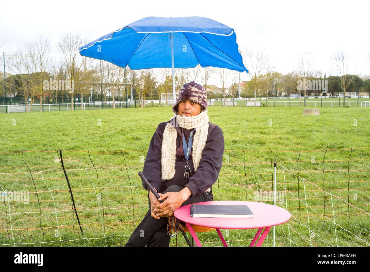 Toulouse, Frankreich. 11. April 2023. Porträt. Treffen mit Herrn Guerbati Nourdine, Schäfer aus Ardèche, ursprünglich aus El Menian, jetzt El-Golea, vor den Toren der Sahara-Wüste, angestellt bei Ecozone, einem Unternehmen, das sich seit 2007 auf städtische Öko-Weidewirtschaft spezialisiert hat und heute an so unterschiedlichen Standorten wie Parks, Universitäten, Industriebraden, Eisenbahnstrecken usw. präsent ist Öko-Weideland in den Argoulets bis Juni 30. Wie jedes Jahr seit 2017 baut das Rathaus von Toulouse die Öko-Weide auf, um die Grünfläche der Argoulets zu erhalten. Frankreich, Toulouse am 11. April 2023. Kredit: Abaca Press/Alamy Live News Stockfoto