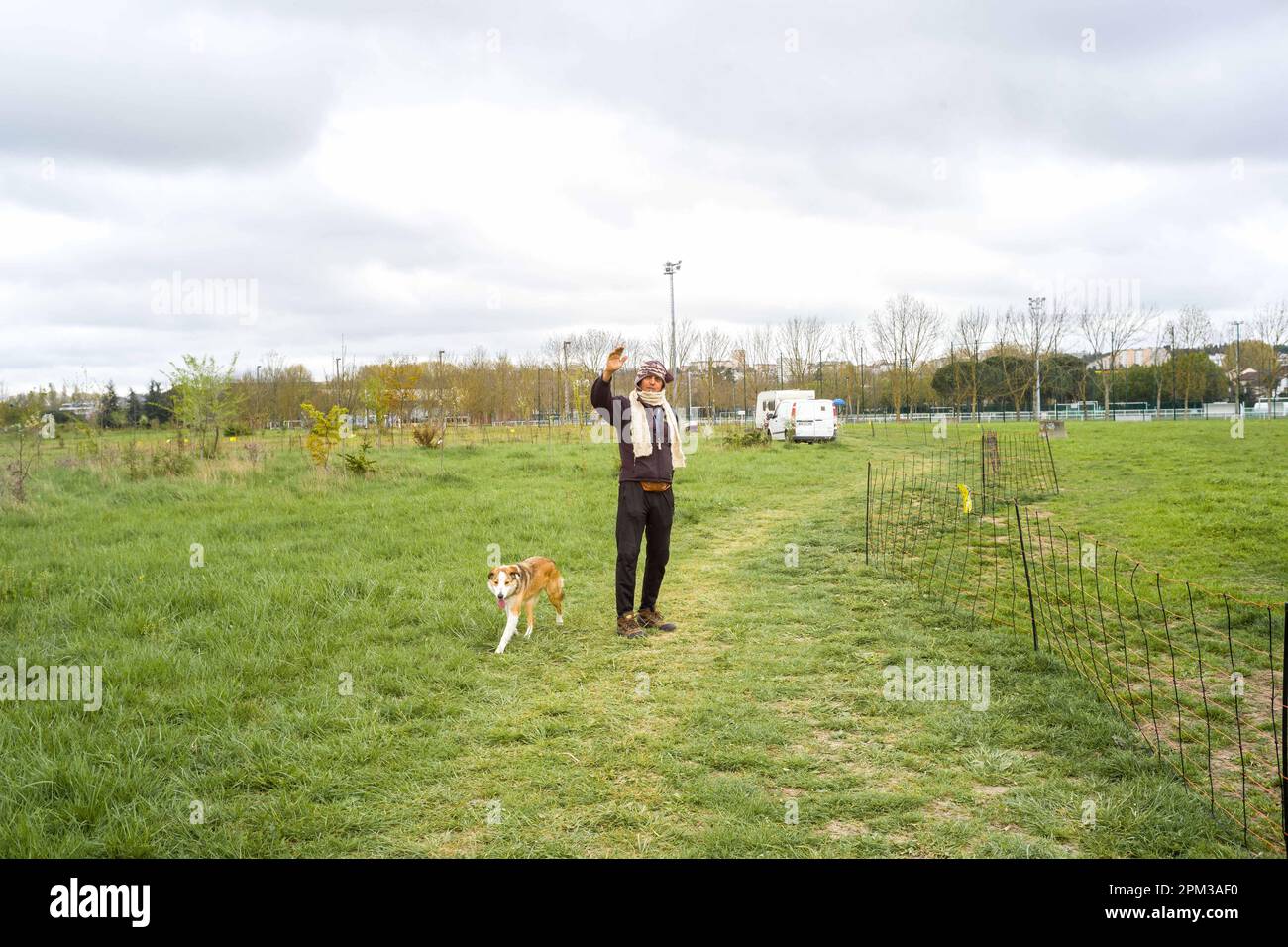 Toulouse, Frankreich. 11. April 2023. Treffen mit Herrn Guerbati Nourdine, Schäfer aus Ardèche, ursprünglich aus El Menian, jetzt El-Golea, vor den Toren der Sahara-Wüste, angestellt bei Ecozone, einem Unternehmen, das sich seit 2007 auf städtische Öko-Weidewirtschaft spezialisiert hat und heute an so unterschiedlichen Standorten wie Parks, Universitäten, Industriebraden, Eisenbahnstrecken usw. präsent ist Öko-Weideland in den Argoulets bis Juni 30. Wie jedes Jahr seit 2017 baut das Rathaus von Toulouse die Öko-Weide auf, um die Grünfläche der Argoulets zu erhalten. Frankreich, Toulouse am 11. April 2023. Kredit: Abaca Press/Alamy Live News Stockfoto