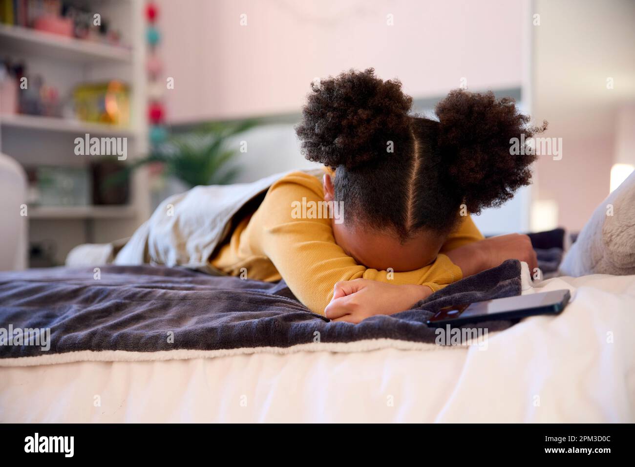 Unzufriedenes Mädchen, Das Zu Hause Im Bett Liegt Und Online Über Soziale Medien Auf Dem Mobiltelefon Gemobbt Wird Stockfoto