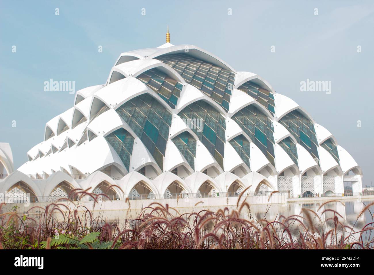 Wunderschöne Moschee von Al jabbar mit leicht bewölktem Himmel am Morgen. Stockfoto