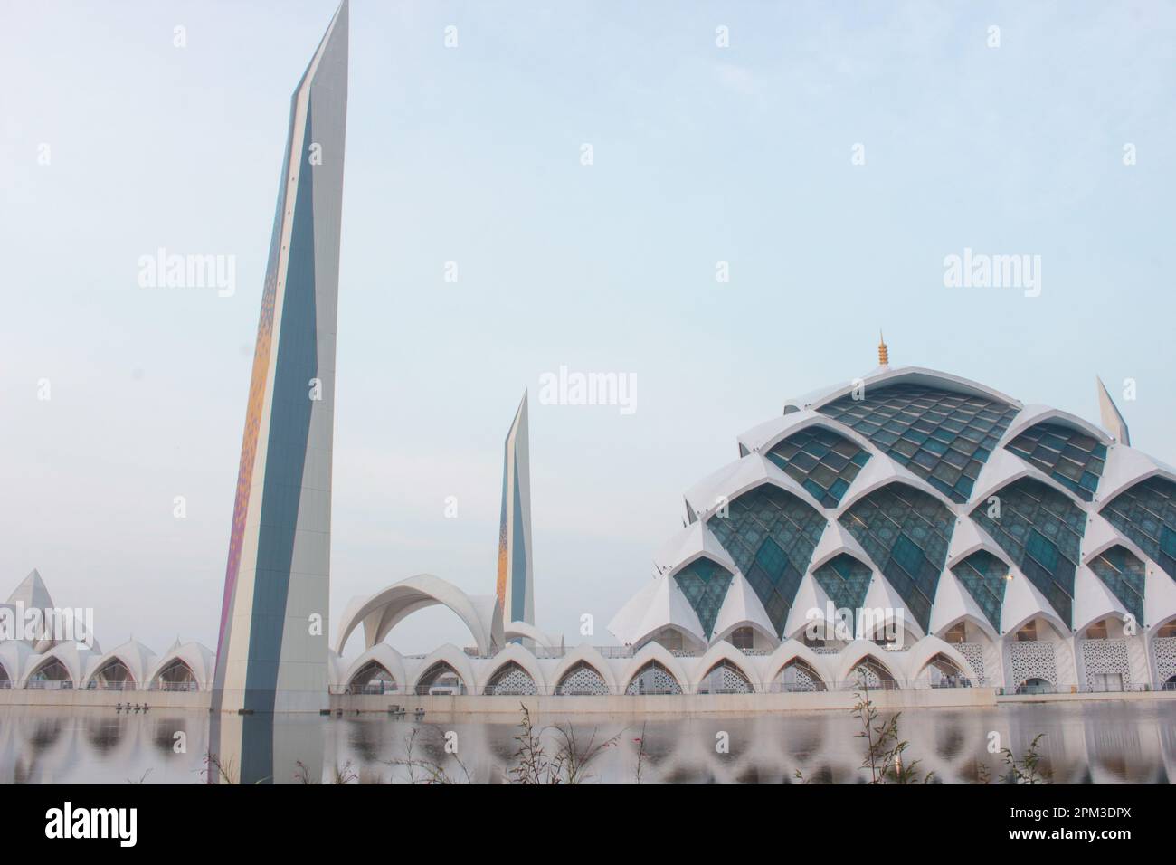 Wunderschöne Moschee von Al jabbar mit leicht bewölktem Himmel am Morgen. Stockfoto