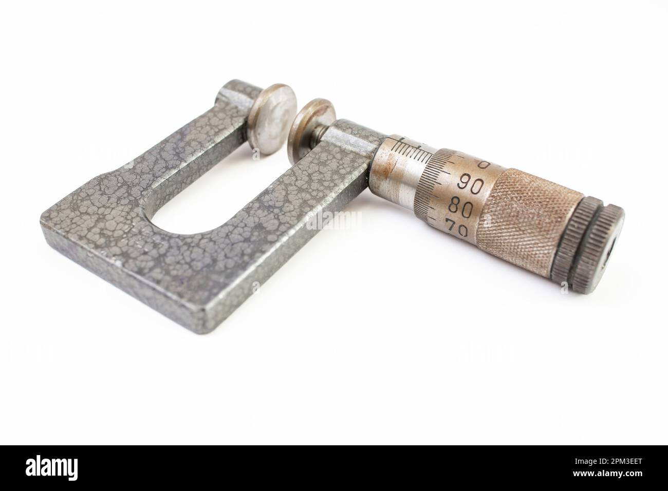 Nahaufnahme eines alten Messmikrometers, isoliert auf weißem Hintergrund Stockfoto