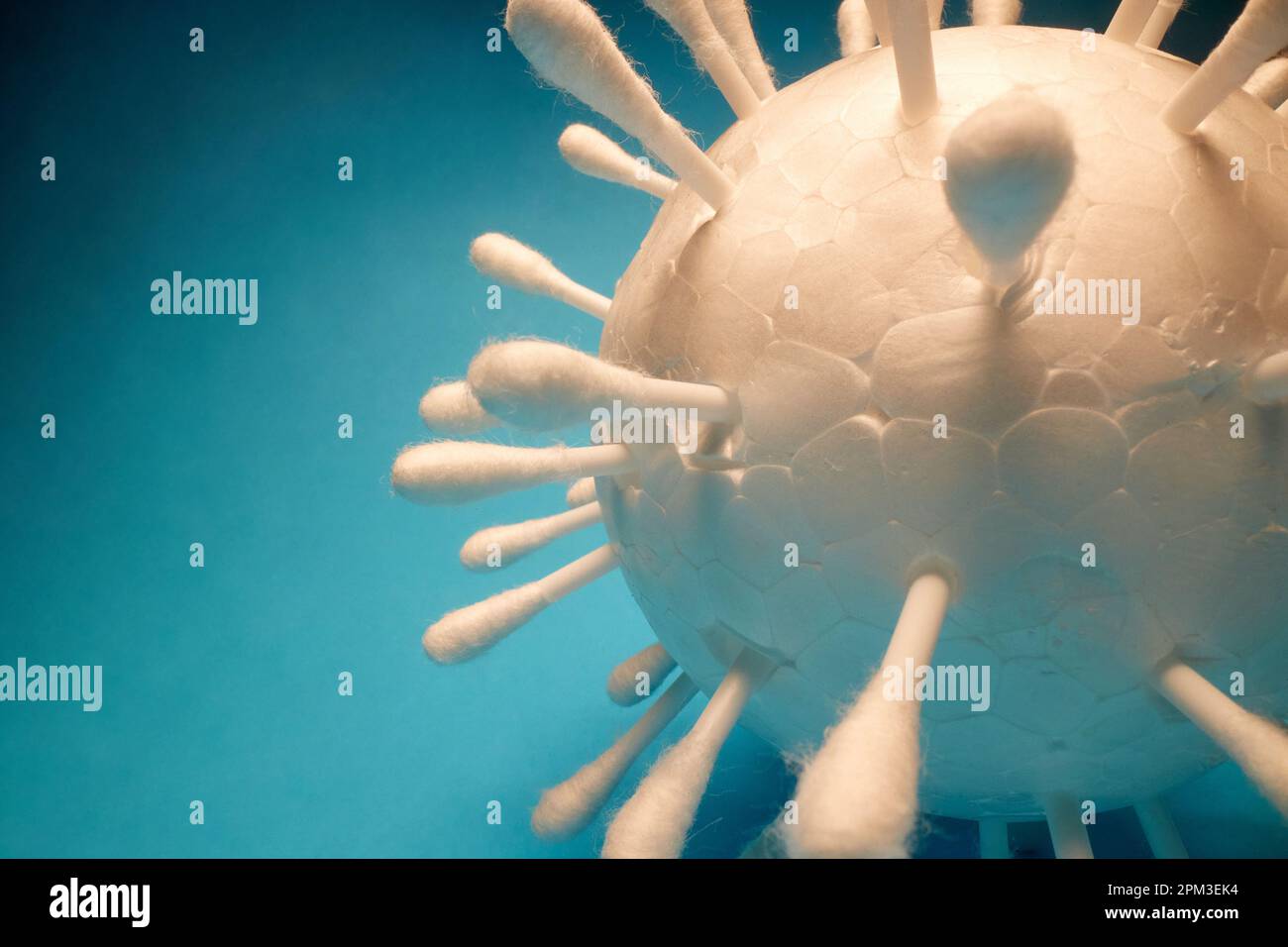 Realistisches weißes Modell des Coronavirus unter dem Licht. Covid19, Corona, Pandemie Stockfoto