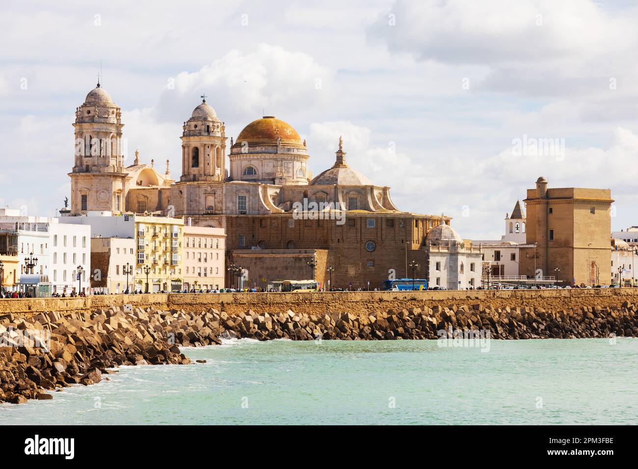 Rückansicht der Kathedrale von Cadiz, Catedral de Santa Cruz de Cadiz. Cadiz, Andalusien, Spanien. Gebäude und Meeresschutzanlagen. Stockfoto