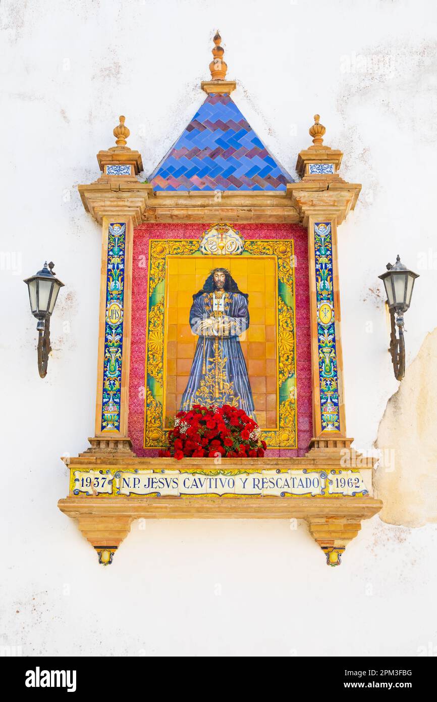 Ein gefliestes Altarbild von Jesus Christus an der Wand der Kirche Parroquia de Santa Cruz, Plaza Fray Felix. Cadiz, Andalusien, Spanien. Jesus Cautivo y Rescata Stockfoto