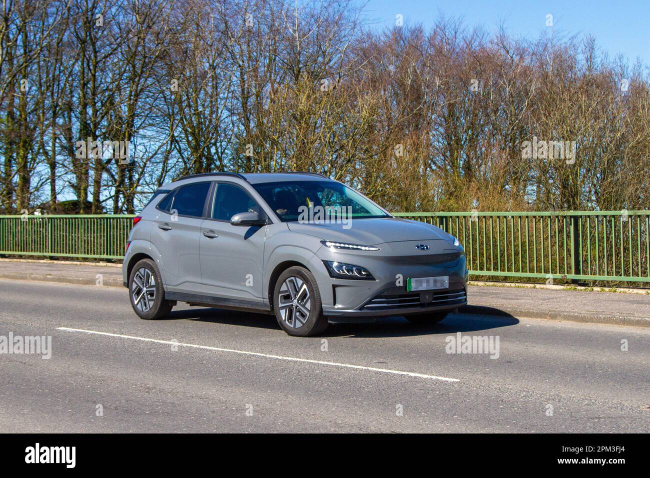 2021 Grey Hyundai Kona Premium EV 204 PMSM 64KWH Car Hatchback Electricity Power 150 kW; Überqueren der Autobahnbrücke in Greater Manchester, UK Stockfoto