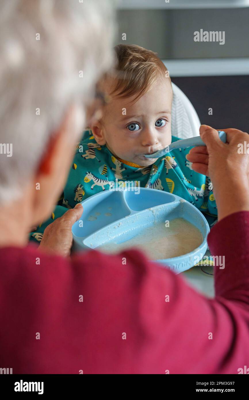 Großmutter füttert ihre Großmutter Stockfoto