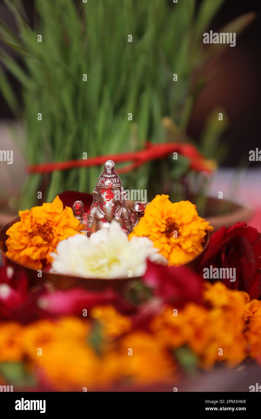 Ganesh Statue und Blume im Topf auf dem Tisch, Indische Rituale, Ganesh Sthapana, Ganesh Puja, Ganesh Chaturthi Festival Stockfoto