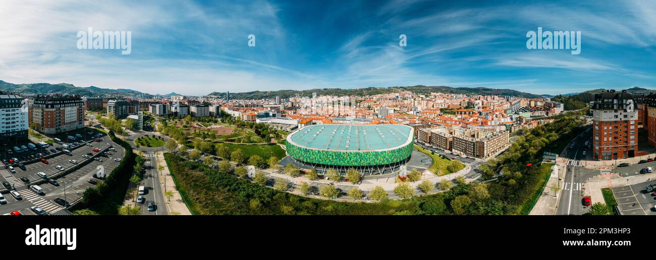 Von der Fassade aus hat man einen unvergleichlichen Blick auf die Bilbao Arena, eine Hallenarena mit Platz für 10.000 Personen bei Basketballspielen oder Konzerten Stockfoto