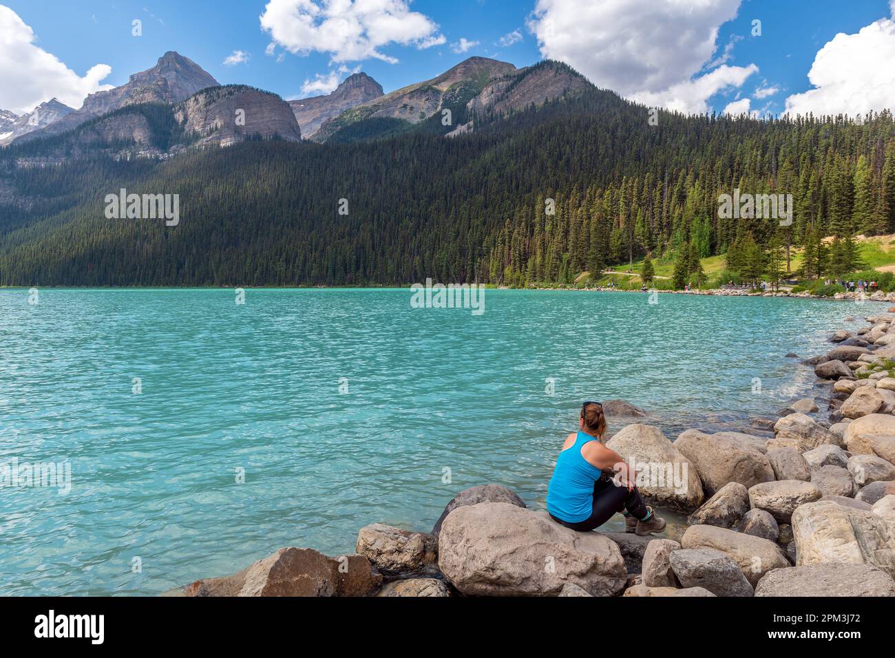 Junge Frau in Sportbekleidung von Lake Louise mit Kopierbereich, Banff-Nationalpark, Alberta, Kanada. Stockfoto