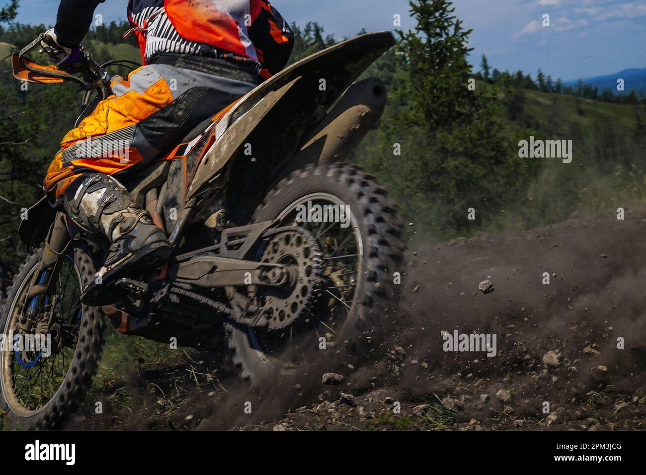 motocross-Fahrer fahren Off-Road-Rennen, Boden und Staub unter dem Hinterrad Stockfoto